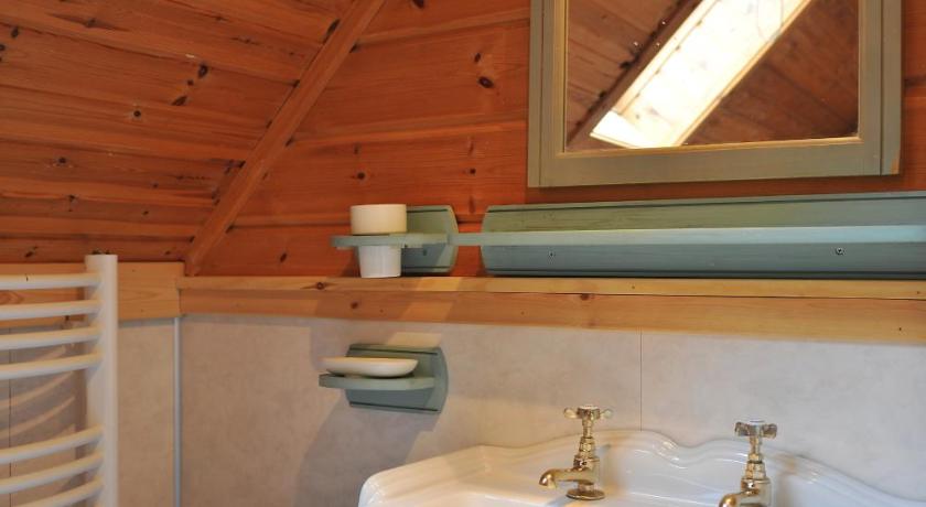 Ardlui Lochside Lodges photo