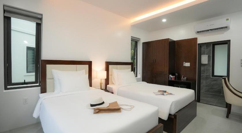 Image of Deluxe Pool View Room 9
