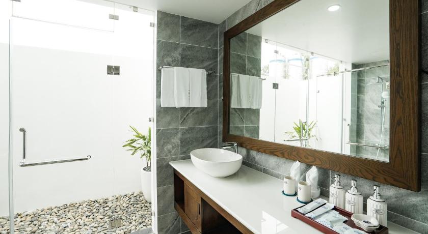Image of Suite Pool View 5