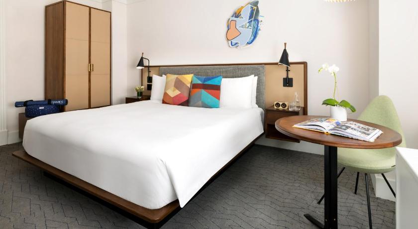 Image of 1 Queen Bed 1