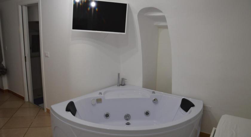 Image of Deluxe Double or Twin Room with Spa Bath 7