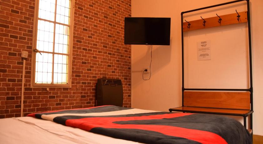 Image of Standard Double Room with Shared Bathroom 5