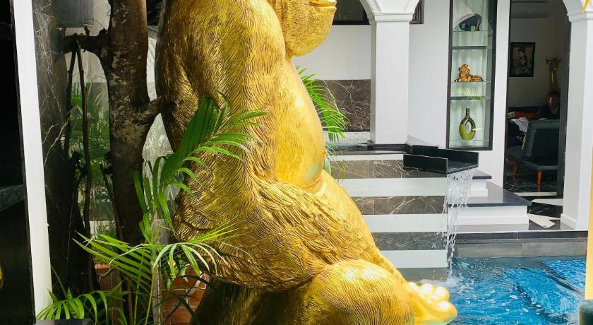 Golden Gorilla Villa with private pool &amp; jacuzzi — Hotel in Angeles / Clark