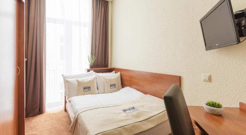 Image of Queen Room with Shared Bathroom 0