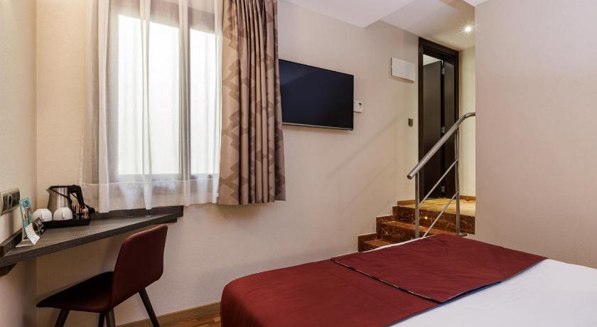 Фото: Небольшой номер с двуспальной кроватью на нулевом этаже (Ground Floor Small Room with Double Bed) 11