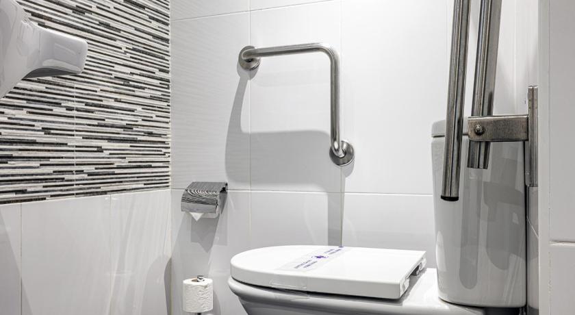 Фото: Небольшой номер с двуспальной кроватью на нулевом этаже (Ground Floor Small Room with Double Bed) 13
