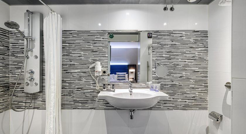 Фото: Небольшой номер с двуспальной кроватью на нулевом этаже (Ground Floor Small Room with Double Bed) 7