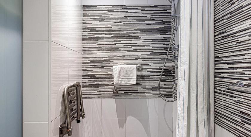 Фото: Небольшой номер с двуспальной кроватью на нулевом этаже (Ground Floor Small Room with Double Bed) 12