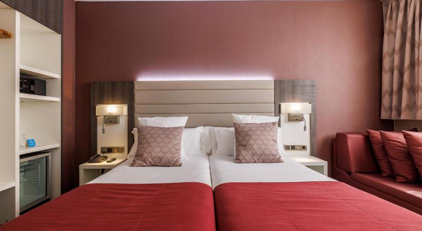 Фото: Улучшенный двухместный номер с 2 кроватями (Superior Twin Room) 0