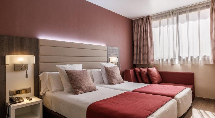 Фото: Улучшенный двухместный номер с 2 кроватями (Superior Twin Room) 7