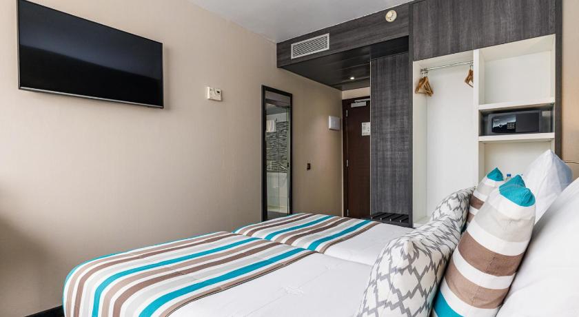 Фото: Улучшенный двухместный номер с 2 кроватями (Superior Twin Room) 8