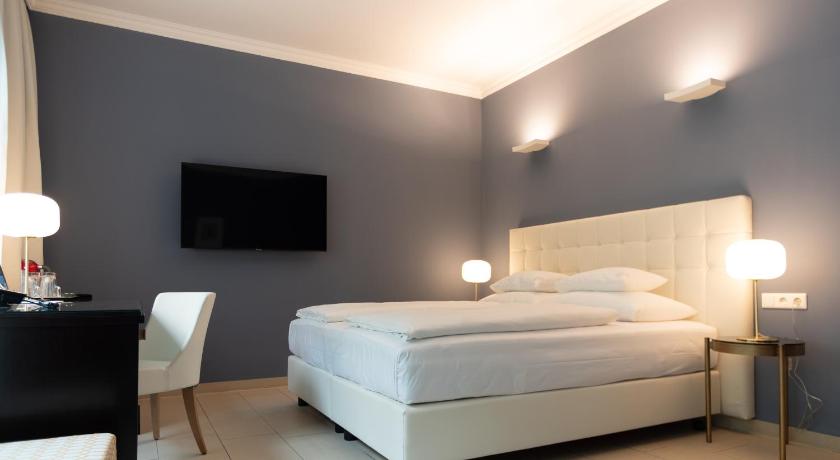 Image of Suite with Garden View 7