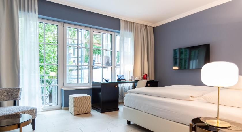 Image of Suite with Garden View 3