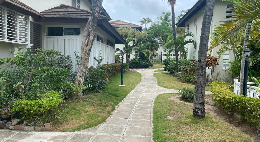 Finest Accommodation Renfrew Place 4-12 Renfrew Rd Apt # 15 New Kinston Jamaica — Hotel in Kingston