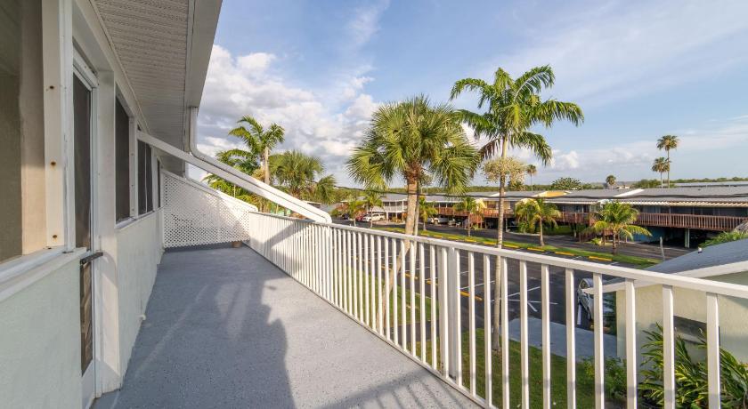 Captain's Table Hotel by Everglades Adventures photo