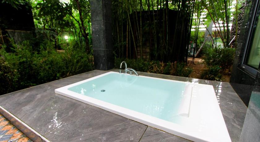 Image of King Room with Spa Bath 11