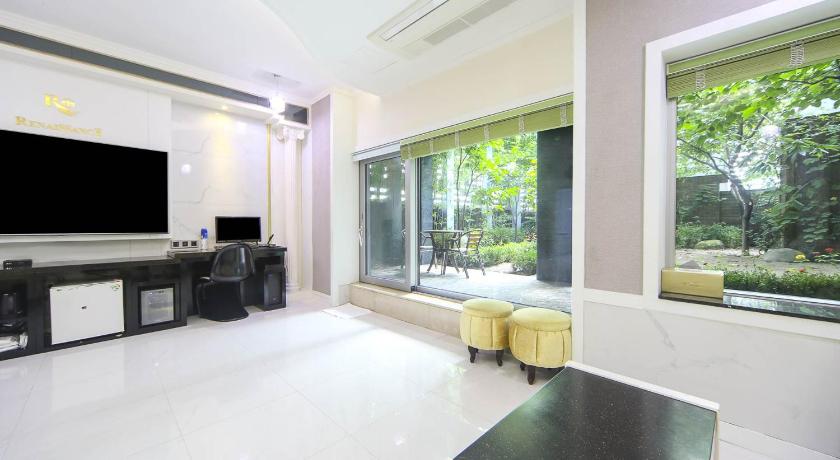 Image of King Room with Spa Bath 8