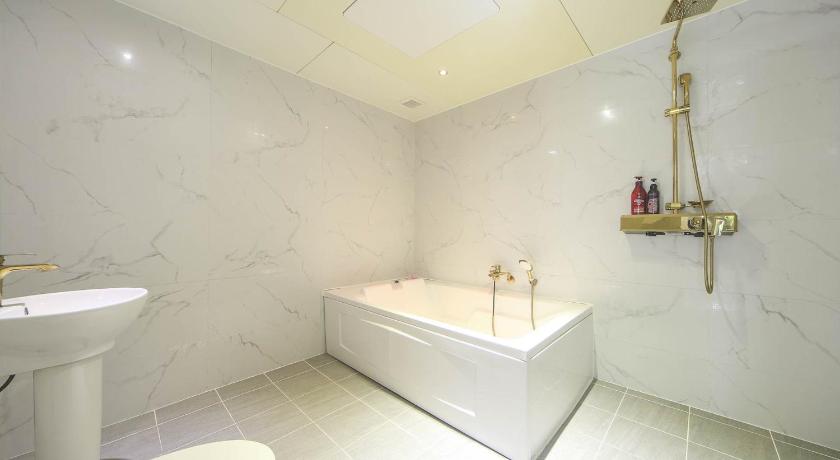Image of King Room with Spa Bath 15