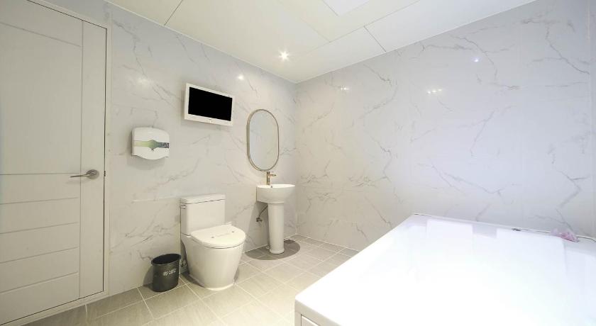 Image of King Room with Spa Bath 16