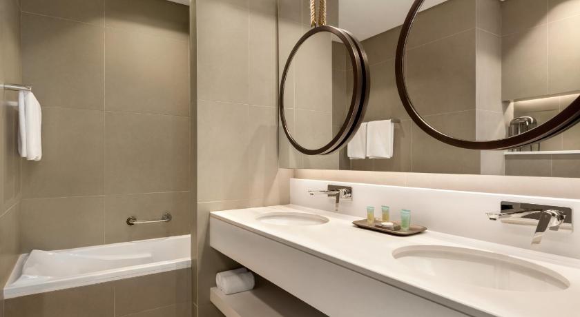 Image of Superior Room with 1 queensize bed 2