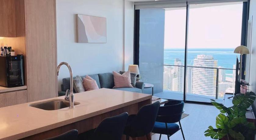 2 Bedroom Luxurious Family Apartment on 40th Floor with AMAZING Ocean Coastline Broadbeach Gold Coas — Hotel in Gold Coast