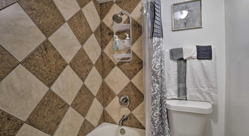Grand Prairie Condo with Community Pool Access! photo