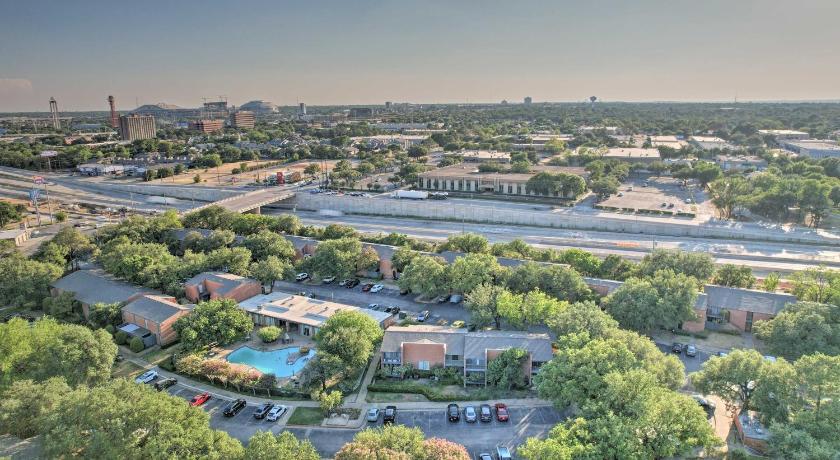 Grand Prairie Condo with Community Pool Access! photo