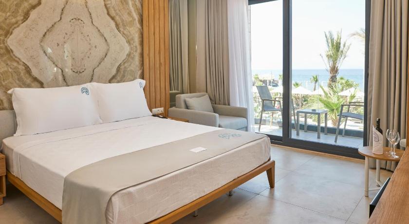 Image of Deluxe Double Room with Sea View 0
