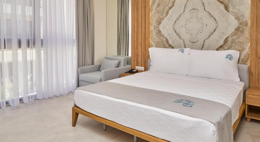 Image of Deluxe Double Room with Balcony 1