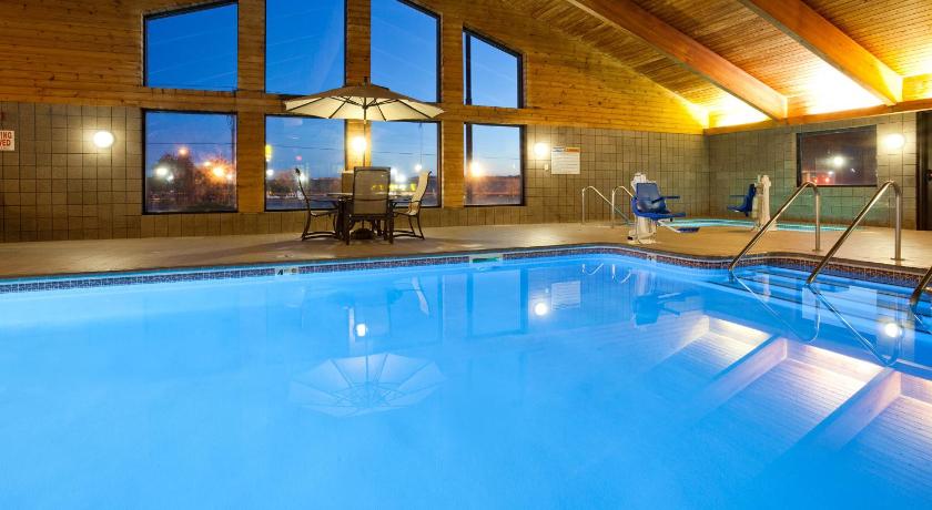 AmericInn by Wyndham Eau Claire photo