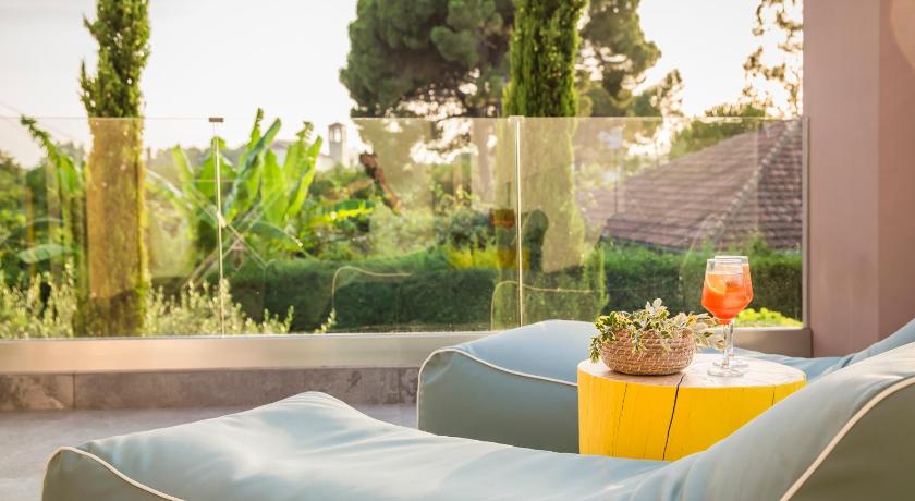 Image of Honeymoon Suite 15