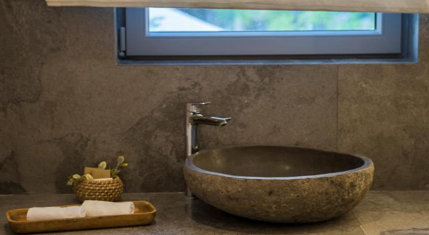 Image of Honeymoon Suite 17