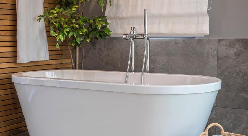 Image of Honeymoon Suite 11