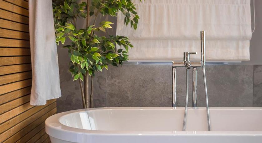 Image of Honeymoon Suite 2