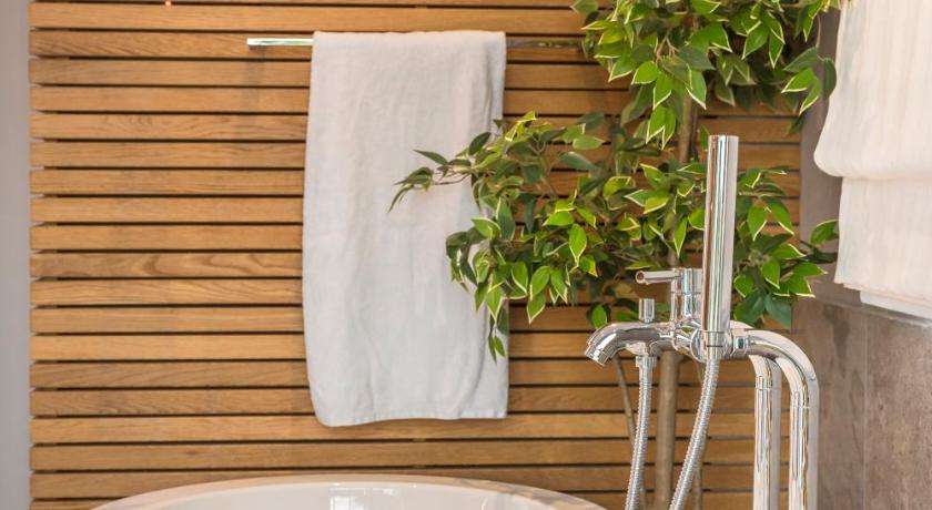 Image of Honeymoon Suite 14