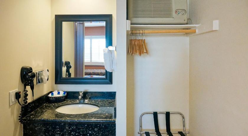 รูปของห้องพัก 2 เตียงใหญ่ (Two Double Beds) 11