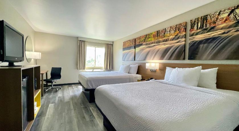 Days Inn by Wyndham Columbus IN photo