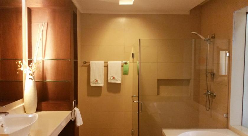 Coron Gateway Hotel and Suites photo