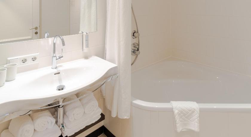 Image of Junior Suite with Garden View 14