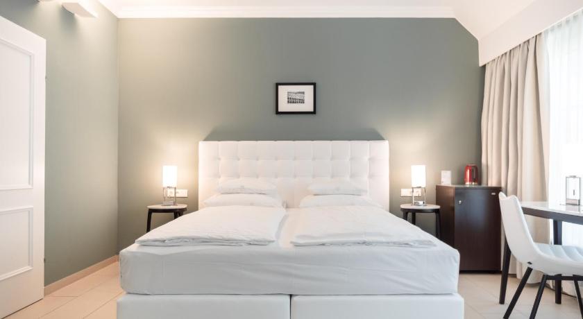 Image of Junior Suite with Garden View 5
