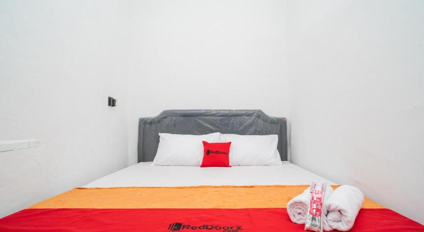 RedDoorz @ Aralia Harapan Indah photo