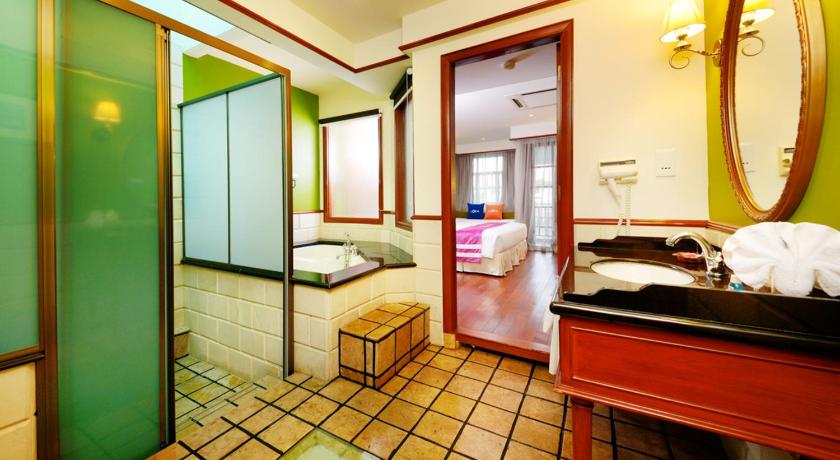 Image of Deluxe Water Chalet (Upper) 4