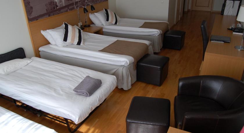 Image of Double Bed, Nonsmoking, Family Room, Sofabed 5