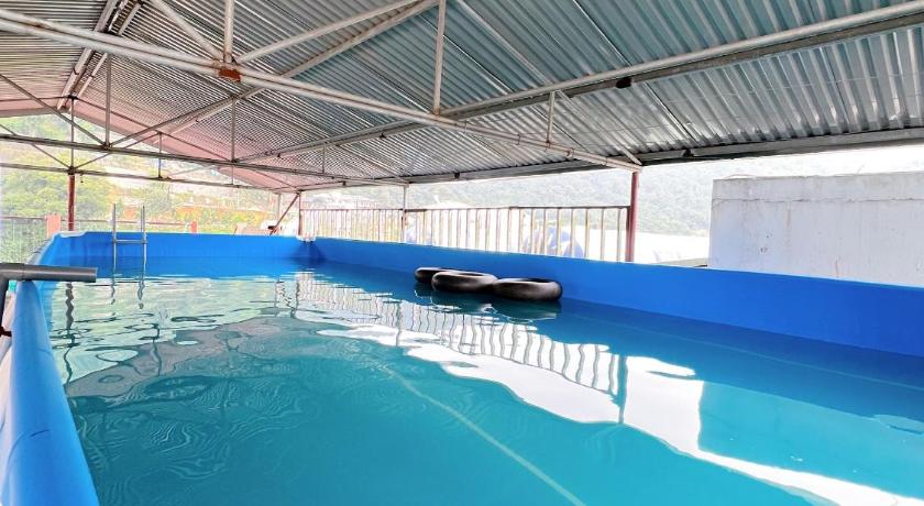 a swimming pool with blue walls and blue surfboards, Thang Loi Tam Dao Hotel in Tam Dao (Vinh Phuc)
