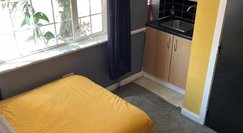 Hatfield Halfway House - VERY CHEAP SAVE MONEY! photo