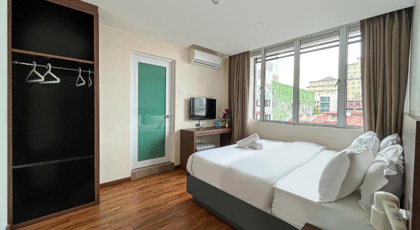 Image of Deluxe King City View 1