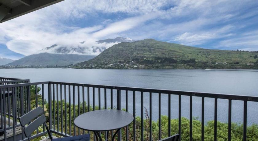 Misty Lakes - Lakefront Apartment photo