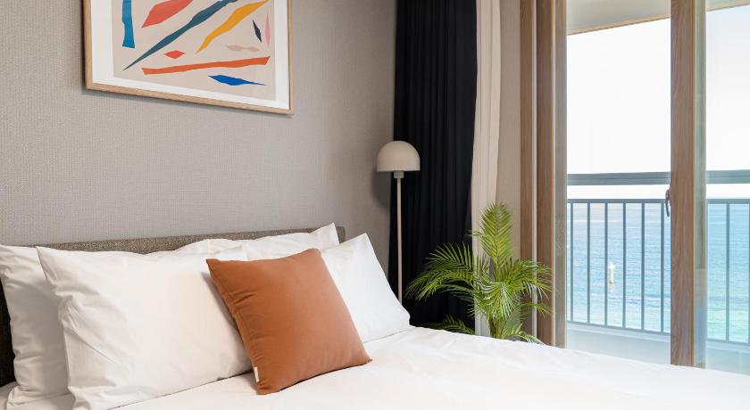 Image of Family Two Room Ocean 12