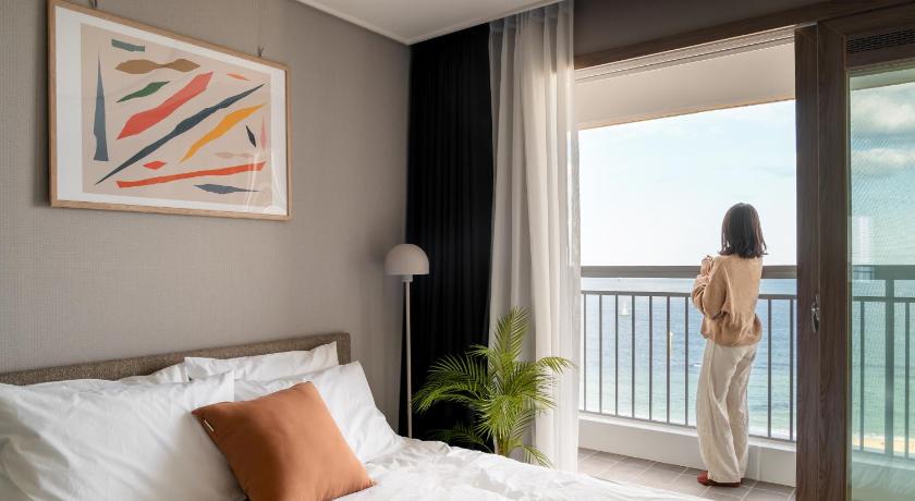 Image of Family Two Room Ocean 5