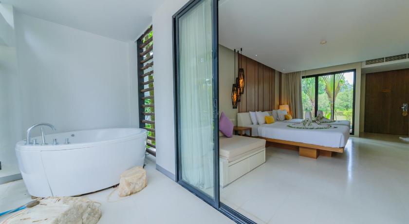 รูปของแกรนด์ จากุซซี พร้อมทางเข้าสระว่ายน้ำ (Grand Jacuzzi Pool Access) 2